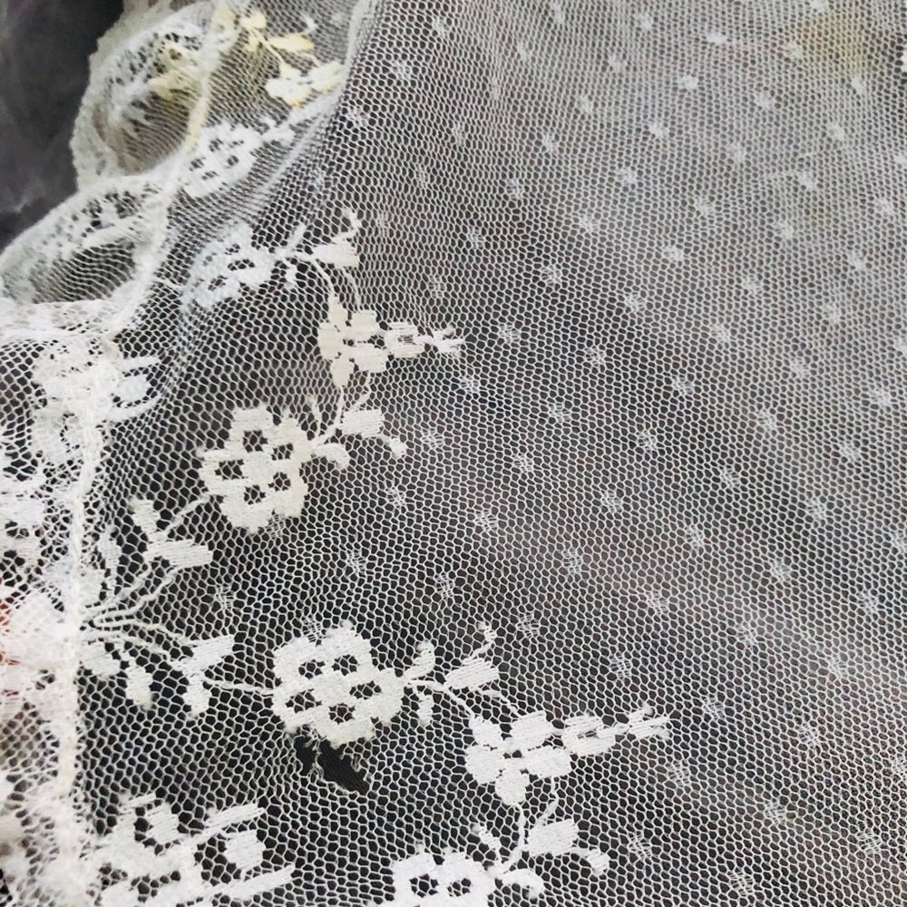 SOLD 🎈Lace Wedding Dress - Picture 12 of 16